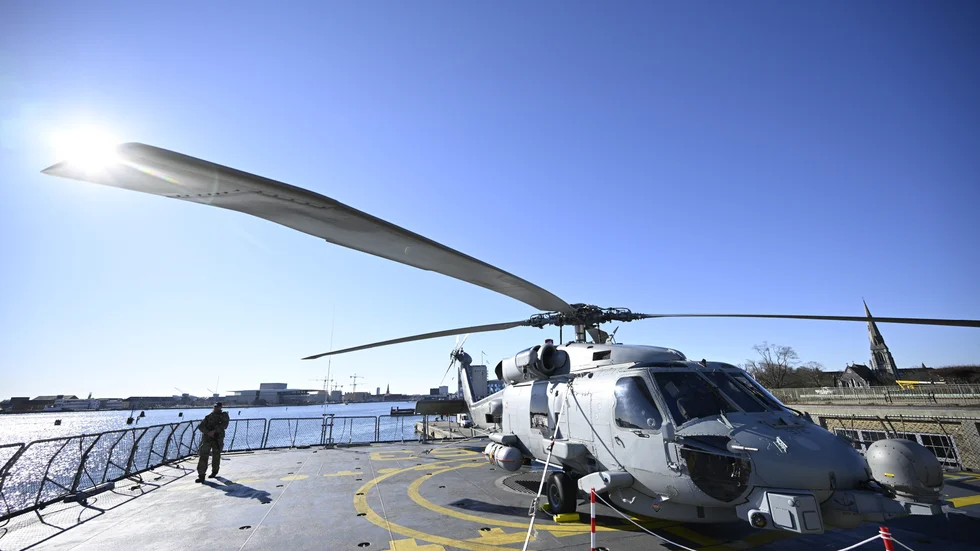 En dansk Seahawk på däck på fregatten Niels Juul i samband med ett försvarsministermöte i Köpenhamn 2022.