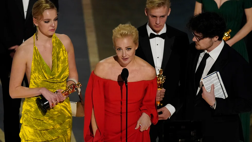 Aleksej Navalnyjs dotter Darja, hustru Julia och sonen Zachar tog tillsammans med regissören Daniel Roher emot pris för bästa dokumentär vid söndagens Oscarsgala.