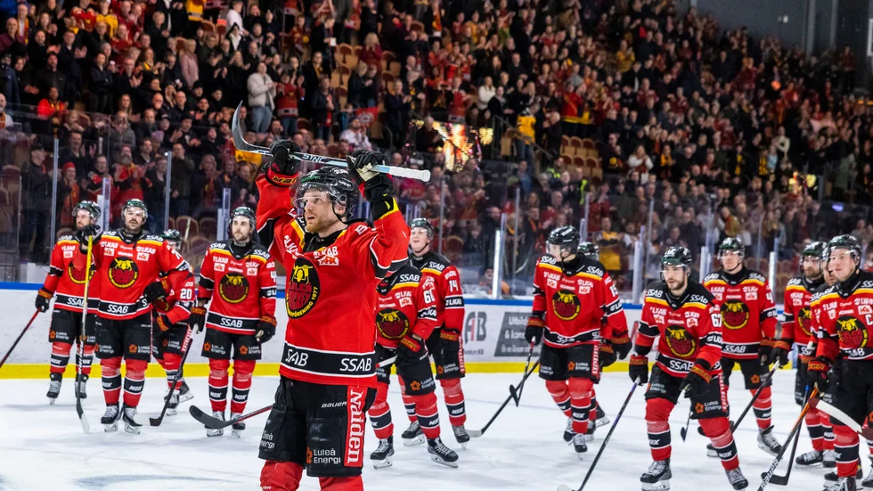 LULEÅ 20230311
Luleås Brendan Shinnimin jublar med laget efter lördagens åttondelsfinal 1 av 3 i ishockeyns SM-slutspel mellan Luleå HF och IK Oskarshamn i Coop Norrbotten Arena. 
Foto: Pär Bäckström / TT / kod 11900