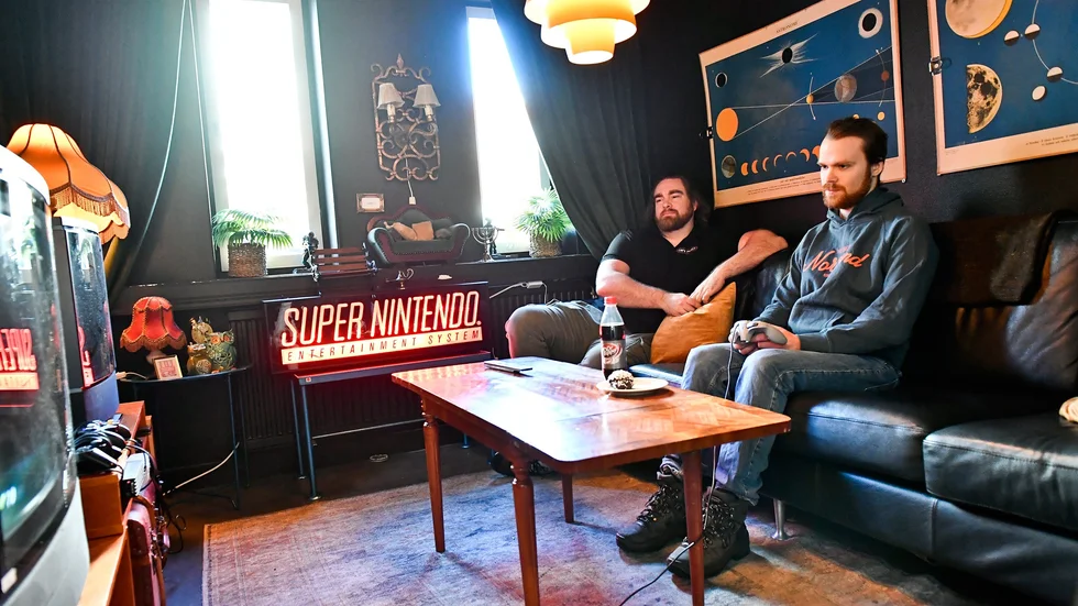 Linus Lindgren besöker Café på bit ett par gånger i veckan för att spela retrospel. Här spelar han Zelda Ocarina of Time, från slutet av 1990-talet. Totte Aspevind tittar på.