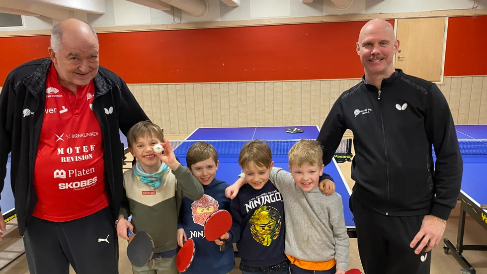Västers BTK och Hällaskolan i Borensberg är en lyckad kombination. Åtta bord i scensalen skapar massor av aktivitet. "90 procent av skolan spelar", säger ledaren Nils-Åke Magnusson som ses på bilden ihop med ledarkollegan Henrik Sandbladh och eleverna August, Julian, Winston och Andris.