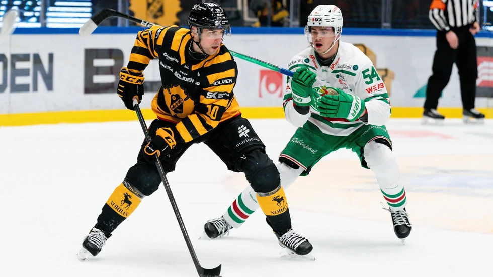 Joakim Lindström i närkamp med William Wallinder när första kvartsfinalmatchen spelade under torsdagskvällen.