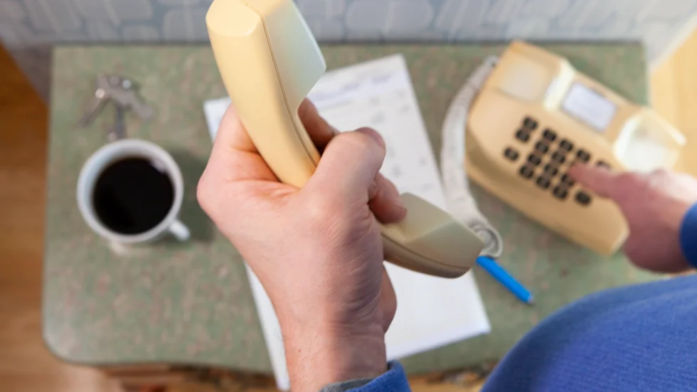 Tre Strängnäsbor har uppmanats av bedragare att kontakta dem via telefon när bedragarna utgett sig från att vara från ett inkassobolag.