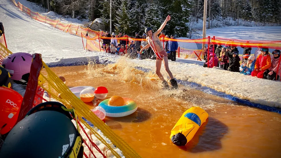 Publiken huttrade av medlidande när Pierre Ljung, med Borat-inspirerad julutstyrsel, kraschlandade i det iskalla vattnet under poolracet.