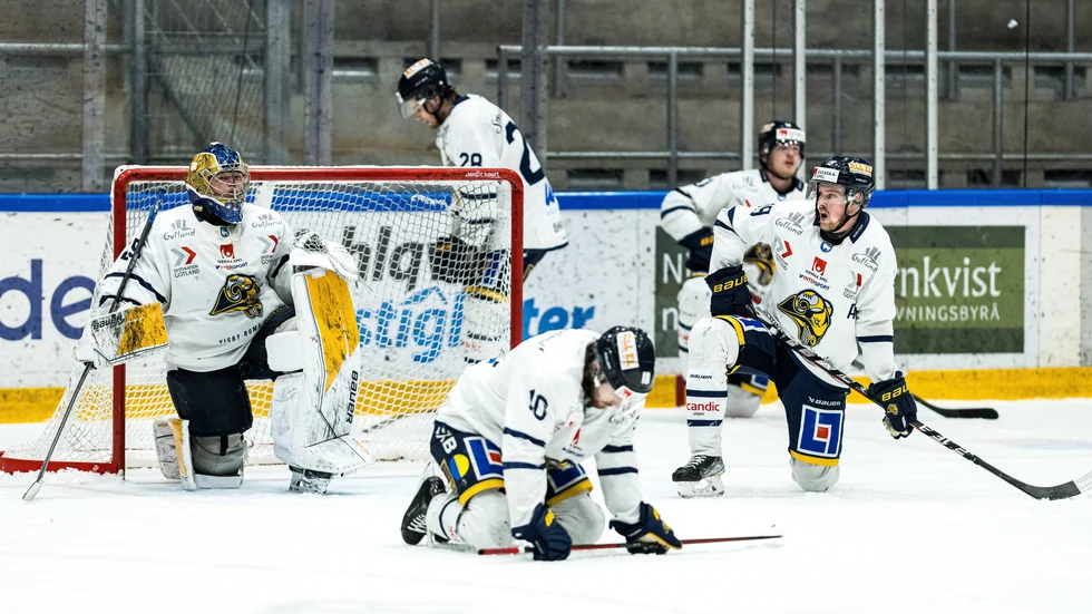 Spelarna i Visby Roma deppar efter förlusten och uttåget.