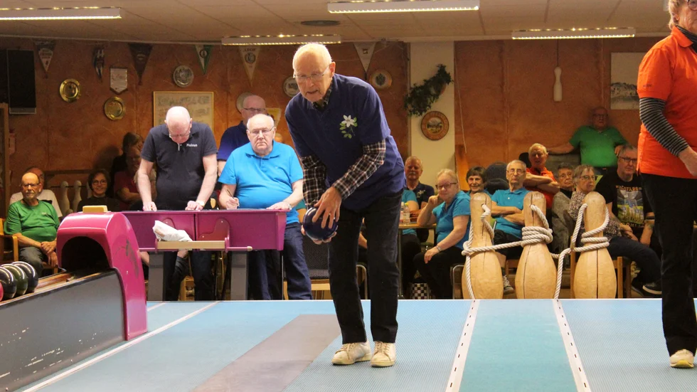 På äldre dagar, de senaste 25-30 åren har Gösta Gustafsson, 99 år, hittat glädje i pensionärskägeln. 