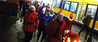Här springer de för att skapa julstämning i stan – och som stöd för hockeylegendaren