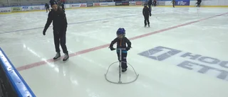 Ebbe, 4, inledde julafton med skridskoåkning
