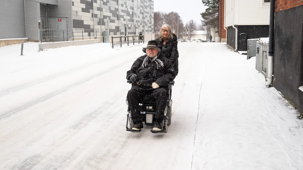 Problemen för Tommy Eriksson börjar direkt han går utanför huset där han bor. På grund av trottoarkanterna som saknar nedfarter tvingas han och hans fru Anne-Marie Eriksson eller assistent alltid ta bilvägen in till stan.