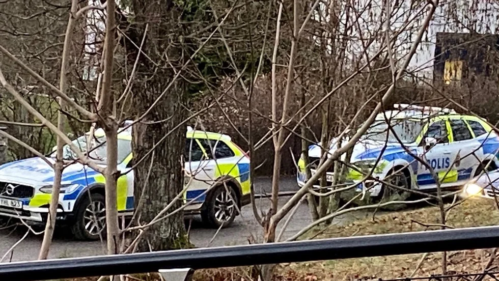 Flera polispatruller var på torsdagseftermiddagen vid fastigheten där mannen hade blivit rånad. 