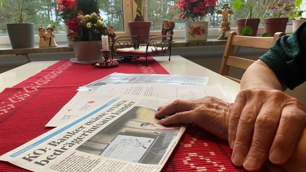 Det har snart gått ett halvår sedan de där söndagseftermiddagen i juli, då hon blev uppringd av bedragarna och därefter kvarhållen praktiskt taget som gisslan, i 20 timmar. Utåt sett menar hon att hon är som vanligt, men de som känner henne säger att händelsen satt sina spår.