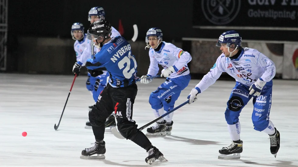 IFK Motalas spelare är på efterkälken när Sirius vänsterhalv Tobias Nyberg, ny från AIK, är på väg framåt. IFK har hamnat i ett jobbigt läge efter två raka uddamålsförluster i mellandagarna. Det går snabbt att komma ned på jorden.