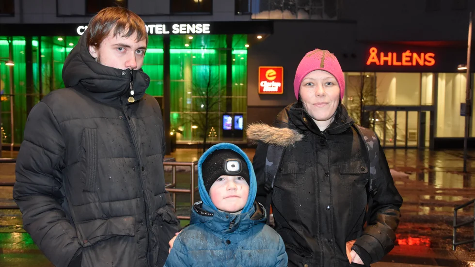 "Nu ska vi börja äta nyttigare och börja träna igen" säger Malin Andersson, tillsammans med bonussönerna Carl och Emil Hägglund.