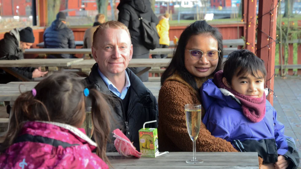 Familjen Enmark är på sitt årliga besök hos Tovastugan under Nyårspromenaden. Från vänster: Vanessa, Mats, Pornpan och Simon Enmark.