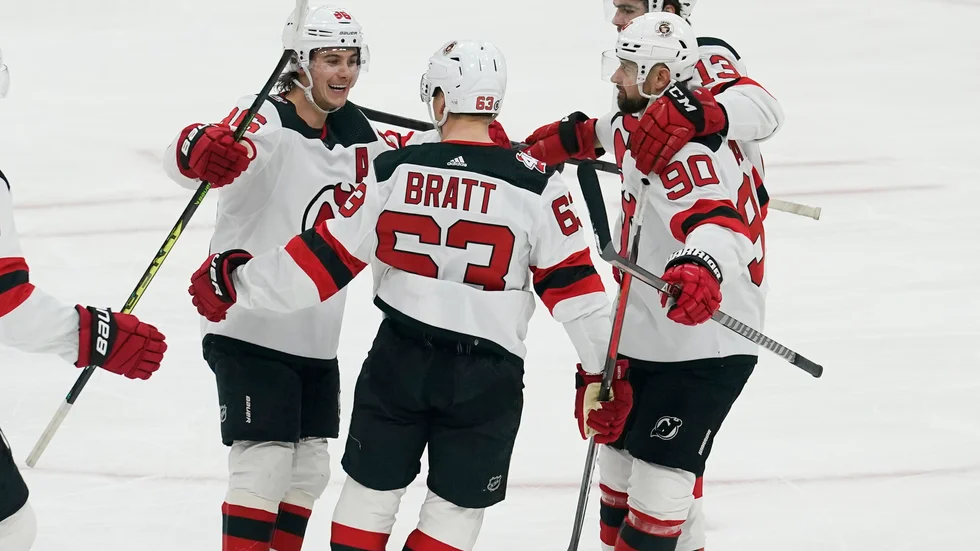 New Jersey Devils Jesper Bratt gratuleras av lagkamraterna efter målet i första perioden.
