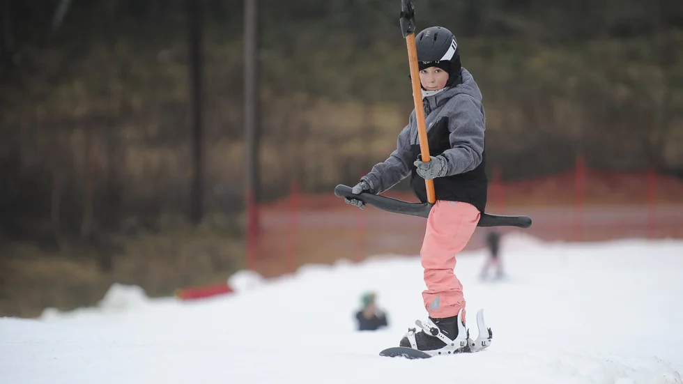 Det var ganska välbesökt i Ryssbergsbacken under annandagen. Oliver Johansson testar sin snowboard för första gången den här vintern.