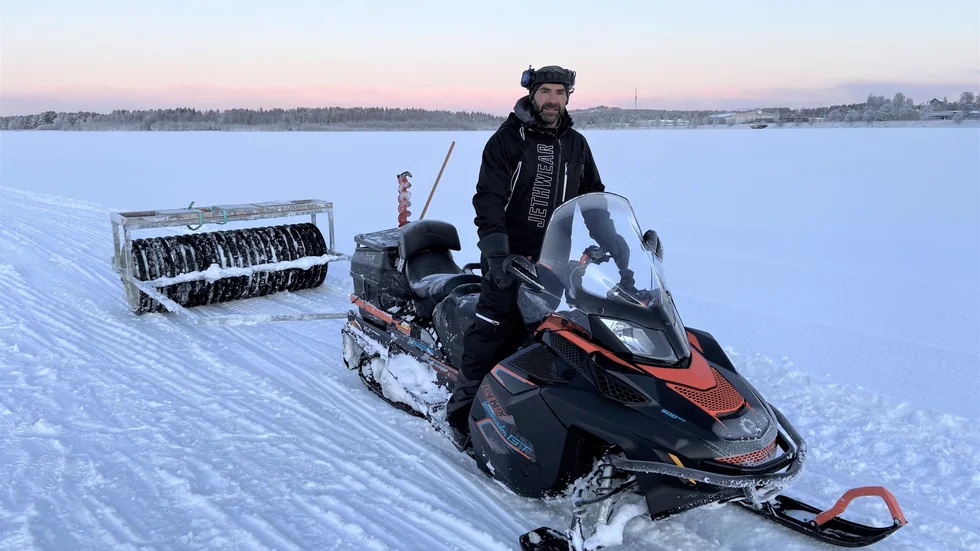 Andreas Fagervall var tidigt ute på fredagen för att platta ihop det sista efter isbanan. Nu ska det få frysa på i några dagar, sedan kan kommunen börja ta bort snön efter banan.