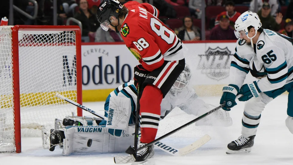 San Joses målvakt Kaapo Kahkonen och svenske Erik Karlsson samarbetar för att stoppa Chicagos Patrick Kane.