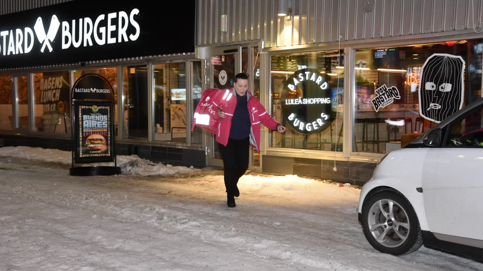 Hamburgare är populär hämtmat, Ann-Louice Mårhammar har hämtat upp mat som ska levereras till en kund.