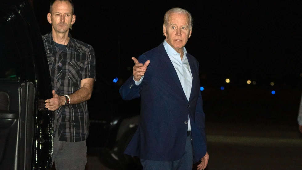USA:s president Joe Biden skrev under luntan på Amerikanska Jungfruöarna.