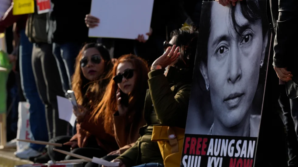 Demokratiaktivister protesterar i februari i samband med att det gått ett år sedan en militärjunta tagit makten i Myanmar och avsatt Aung San Suu Kyi.