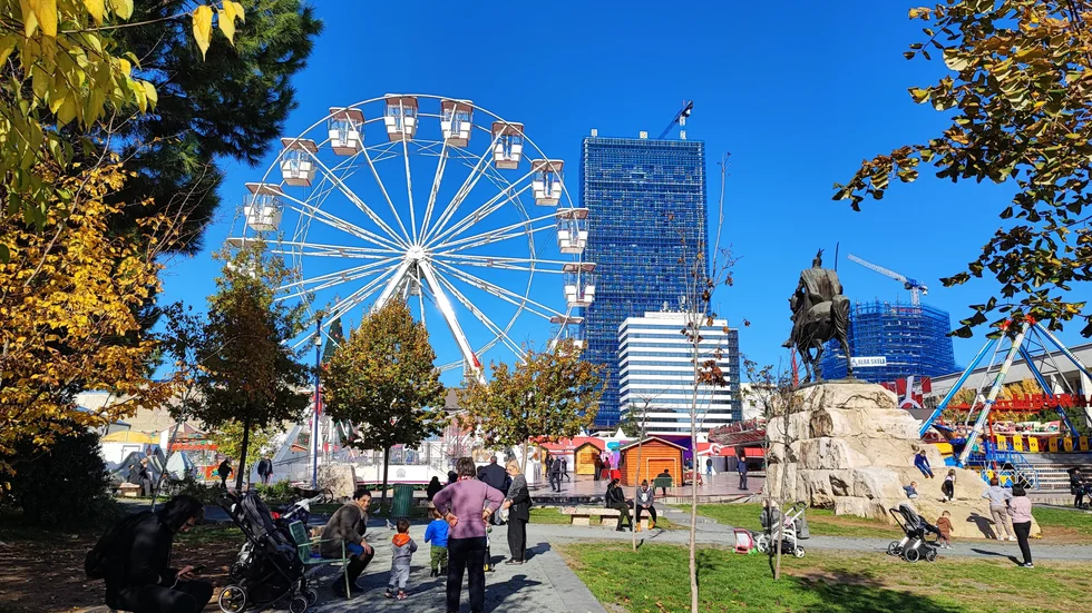 Det centrala torget Skanderbeg myllrar av liv. Torget renoverades 2010, sedan dåvarande borgmästare Edi Rama lagt fram planer på att modernisera och "europeisera" platsen.