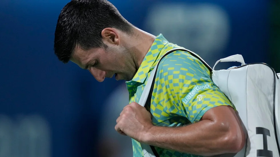 Novak Djokovic deppar efter att hans 20 matcher långa segersvit brutits.