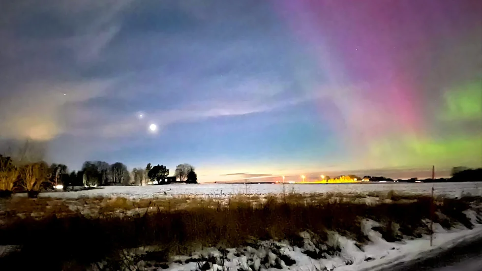 Norrsken över Gamla Uppsala under måndagskvällen. Läsaren skriver följande om bilden: "Venus och Jupiter står nära varandra på himlen (konjunktion) och på samma bild syns norrsken i både grönt och rosa."