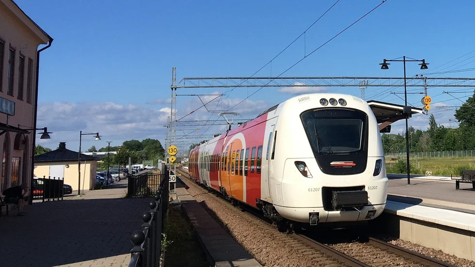 Vägar och regional tågtrafik ska prioriteras när inte höghastighetstågsprojektet tar alla resurser till infrastrukturen. Det är mer lönsamt att satsa på ökad rörlighet på arbetsmarknaden med trygga, snabba pendlingsvägar, skriver debattskribenterna.