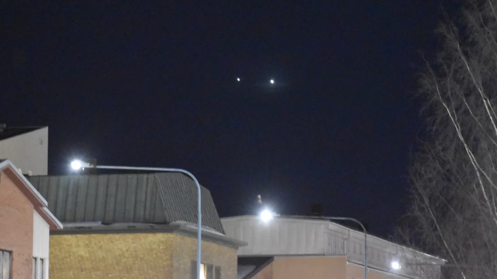 Flera läsare har hört av sig om ljusfenomenet, som ser ut att vara två lampor på himlen. Enligt Clas Svahn, som bland annat sitter i styrelsen för UFO-Sverige, är det Jupiter och Venus som syns.