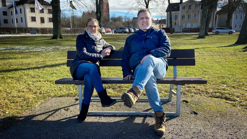 Frida Edholm (K) och Richard Lindgren tror att vänskapsbänkar kan bidra till att synliggöra psykisk ohälsa och öppna upp för dialog.