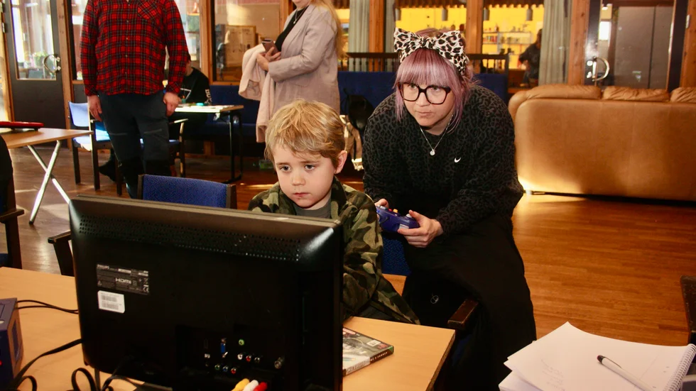 Kimberly Jonsson och sonen River spelar Metroid på Gameskap i Malå.