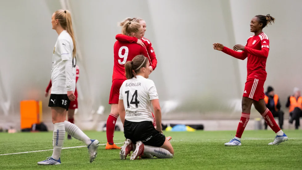 Tuva Skoog (nummer nio) gratuleras av lagkamraterna Cecilia Edlund och Anam Imo efter ett av två mål mot Umeå IK. I förgrunden deppar Ellen Schampi (till vänster).