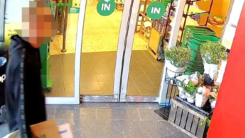 Den ena 25-åringen fångas på film när han lämnar in paketet i Nynäshamn.