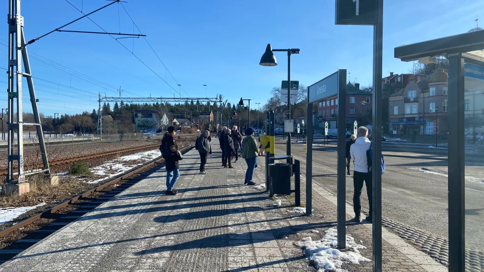 Gnestapendeln och hela pendeltågssystemet skakas av en historisk trafikkollaps. Nu kan SN avslöja att SL i stället för att använda böter som påtryckningsmedel, anpassat sin beställning till vad operatören MTR sagt sig kunna leverera.