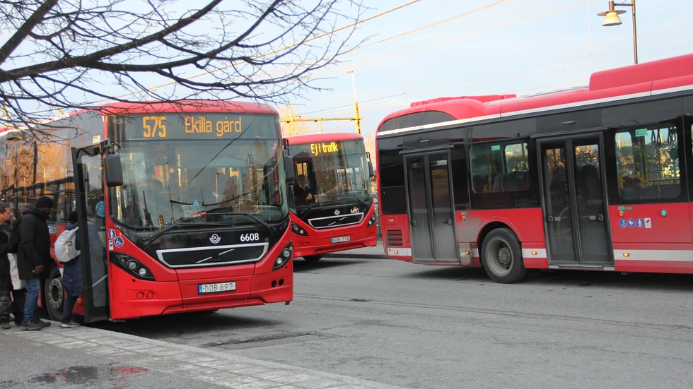 Det är främst de nya VDL-bussarna och några gamla Volvo-bussar som man fått från Göteborg som är problemet. "Alla 70 bussar behöver inte åtgärdas, bara de som kör på sträckor utan gatubelysning", säger en chaufför som UNT pratat med.