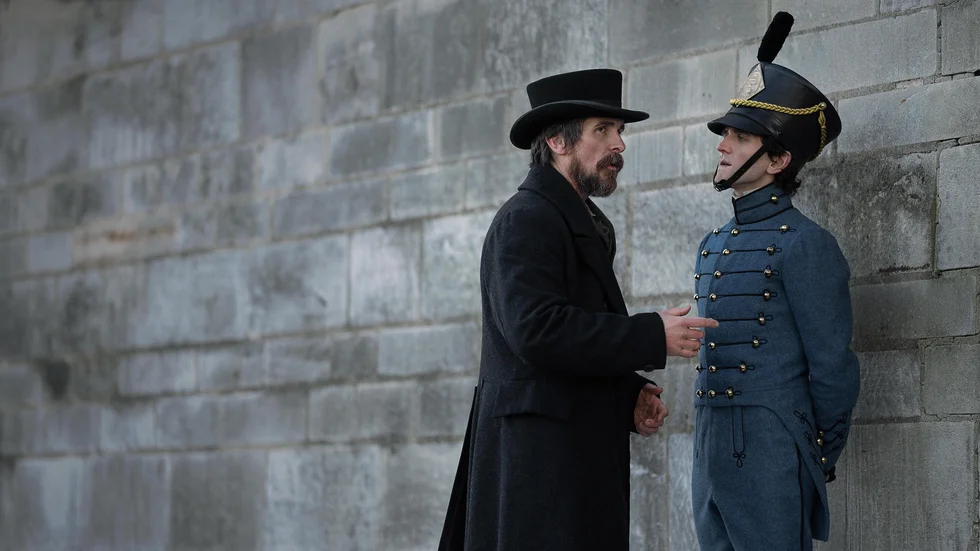 Augustus Landor (Christian Bale) ska utreda ett mord på krigshögskolan West Point och får hjälp av Edgar Allan Poe (Harry Melling). Pressbild.