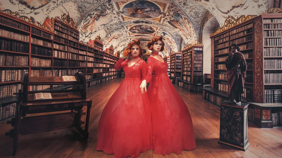 Sagostunder för barn med dragqueens på kommunala bibliotek har blivit en kulturpolitisk strid. 