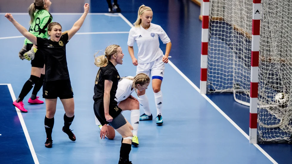 Villemo Dahlqvist, stående i vit tröja, och lagkamraten Ellen Schampi, knästående, föll i finalen senast efter att Mirjam Lindgren och Matilda Forslund agerat segerorganisatörer i Skellefteå FF. Nu hoppas de på revansch med sitt Umeå IK.