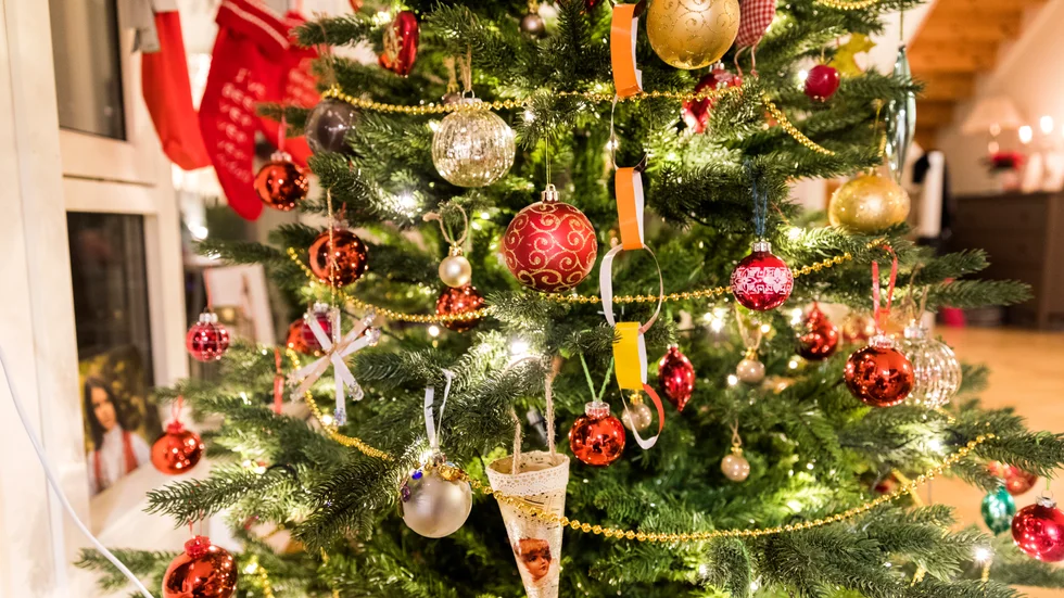 "Jag hänger min finaste julgransprydnad högst upp i granen varje år, en glittrande G-klav och minns de vänner jag hade omkring mig när jag fick den någonstans i tonåren", skiver Jenny Persson.