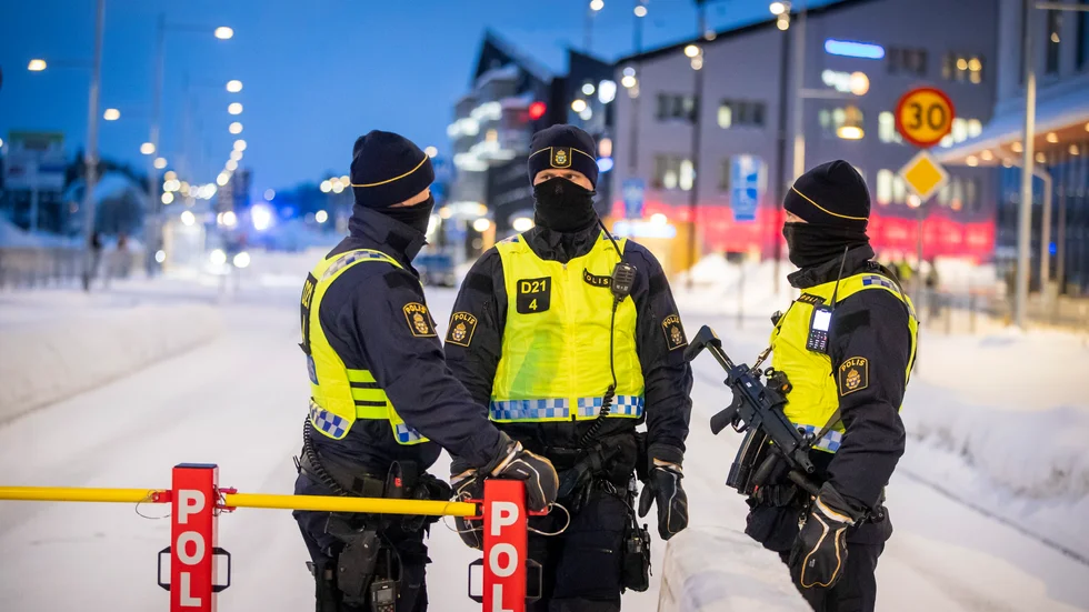 Stadshuset och Scandic Kiruna vaktas av tungt beväpnade poliser.