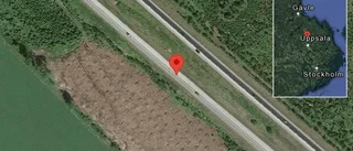 Personbil stillastående på E4 - helt stopp i ett körfält