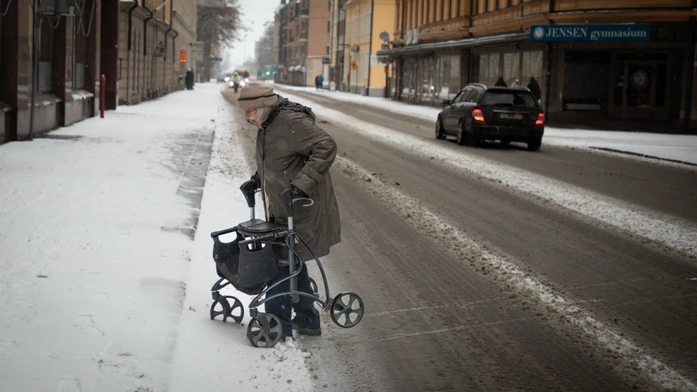 Det var svårt för såväl bilar som fotgängare att ta sig fram i snöovädret.