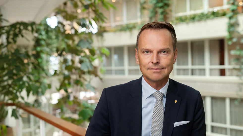 "Välfärdens kompetensutmaning är möjlig att lösa. Men då måste rekryteringsinsatser kompletteras med andra åtgärder," skriver Sveriges Kommuner och Regioners (SKR:s) ordförande Peter Danielsson.