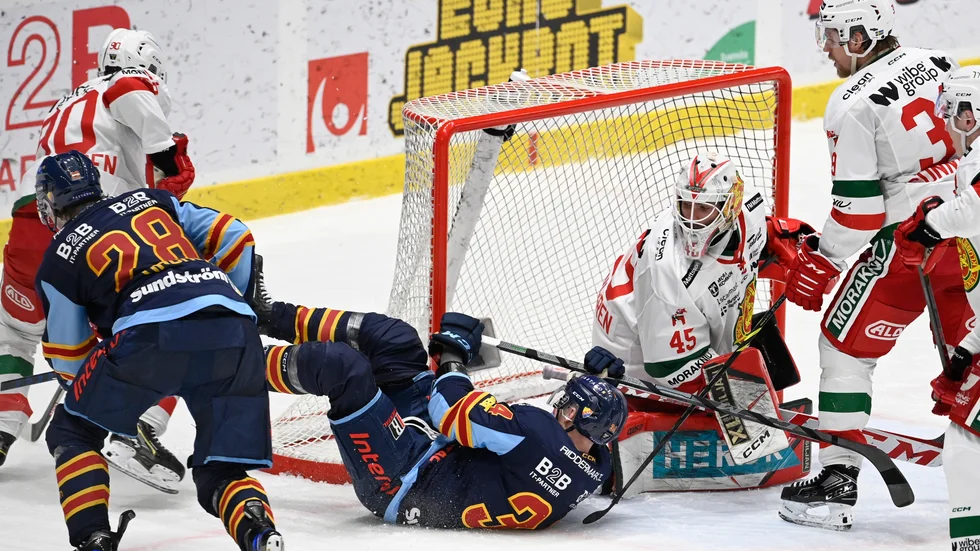 Djurgården på fall. Här är det Daniel Brodin som hamnar på rygg fram Moras målvakt Andreas Ljunggren.