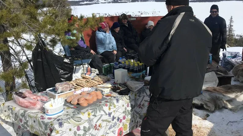 Uppe på berget bjöds det på grillat till lunch.