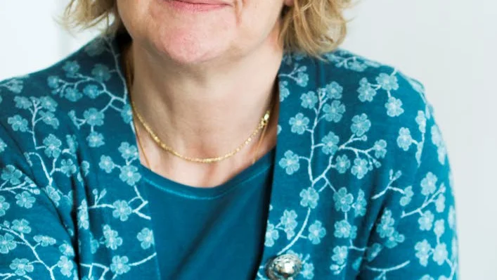 NEJ TACK. Britta Flinkfeldt Jansson tror inte på Tony Järlströms förslag. "Vi skulle få ägna 10-20 år till att ena en storkommun. Det har vi inte råd med", säger , Arjeplogs kommunalråd.
