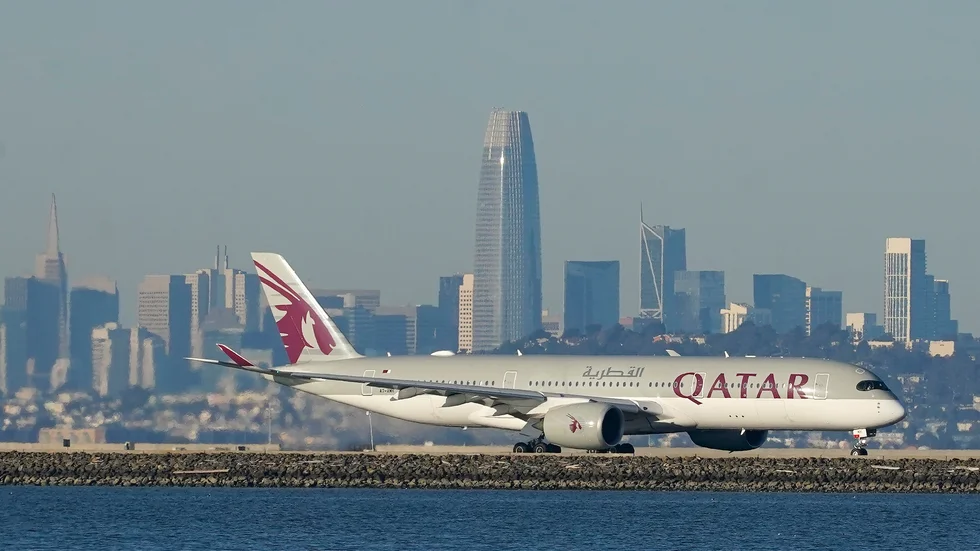 Ett flygplan från Qatar Airways på flygplatsen i San Francisco. Arkivfoto.