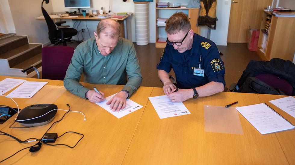 Kommunstyrelsens ordförande i Finspångs kommun, Mats Annerfeldt (S) och lokalpolisområdeschefen Peter Wahlberg skriver på den nya samverkansöverenskommelsen.