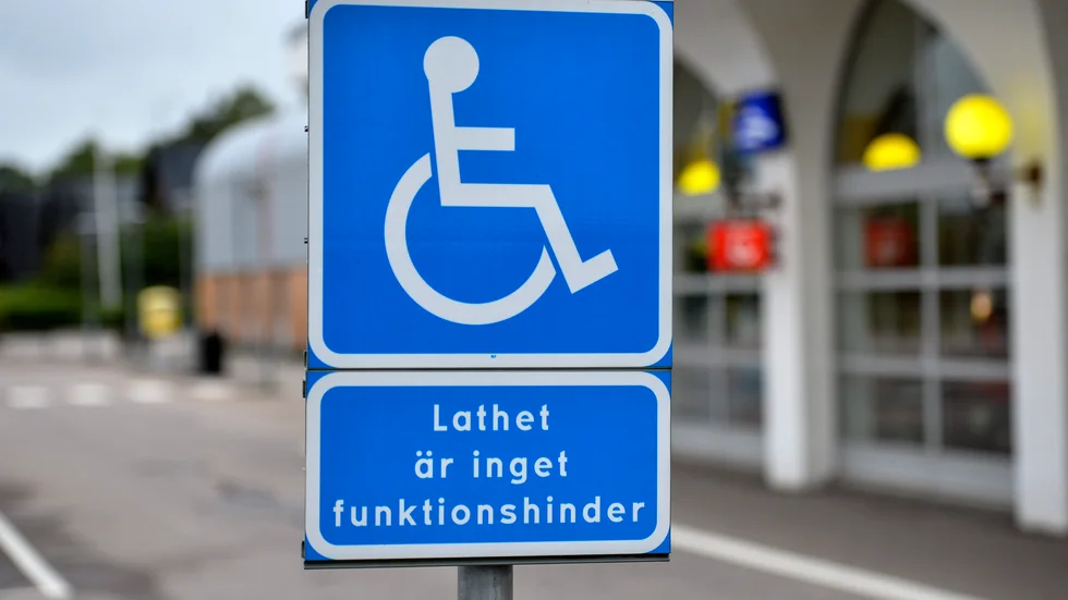 Skribenten undrar varför folk är så lata att de använder handikapparkeringar utan att ha rätt till det.